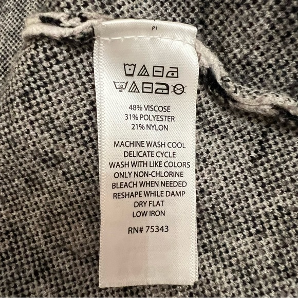 TAHARI Boatneck Leopard Print 3/4 Length Cuffed Sweater. Woman’s Small - Picture 6 of 7